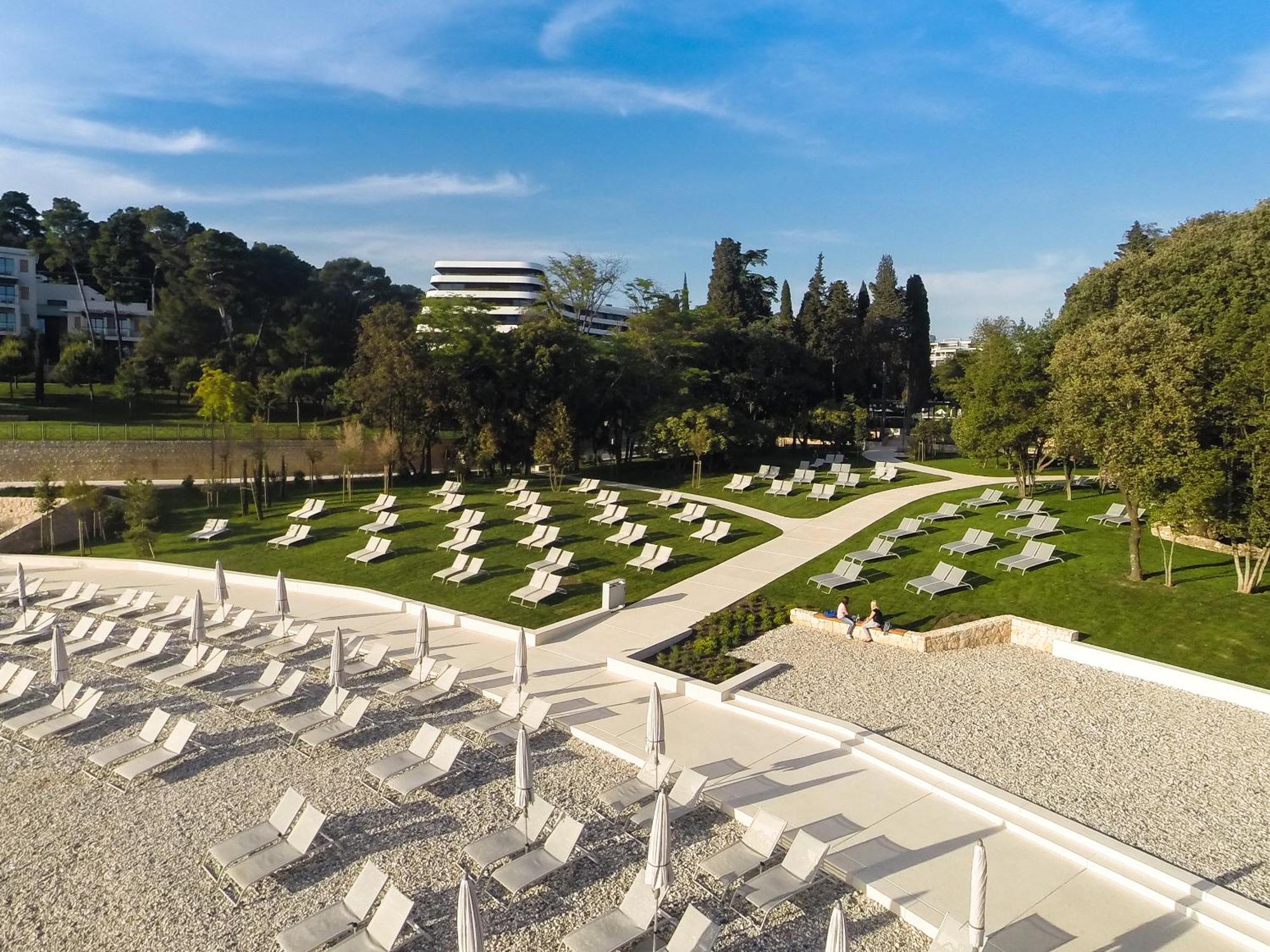 Lone Hotel By Maistra Collection Rovinj Ngoại thất bức ảnh The beach at the hotel
